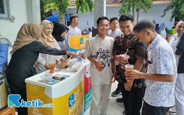 Thumbnail Berita - SMAN 1 Prajekan Bondowoso Sukses Gelar Bazar, Pamerkan Produk Unggulan Double Track