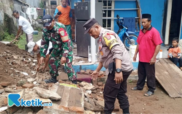 Thumbnail Berita - Akhir Tahun, Tembok Rumah Bagian Belakang Ketua RT di Cilegon Roboh