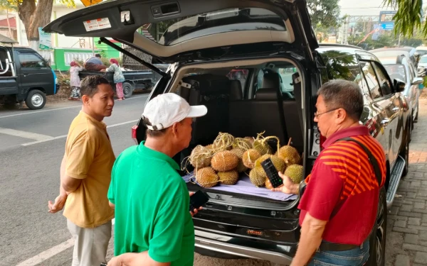 Thumbnail Berita - Berburu Durian di Pasar Buah Desa Pasrepan Pasuruan