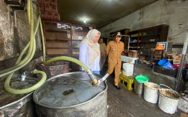 Thumbnail Berita - Tinjau Harga Bapok, Pj Bupati Bondowoso Sidak Pasar dan Gudang Bulog