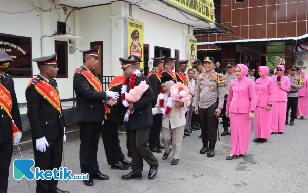 Thumbnail Berita - Kapolresta Sorong Pimpin Wisuda Purnabakti Tiga Personel dan Satu PNS