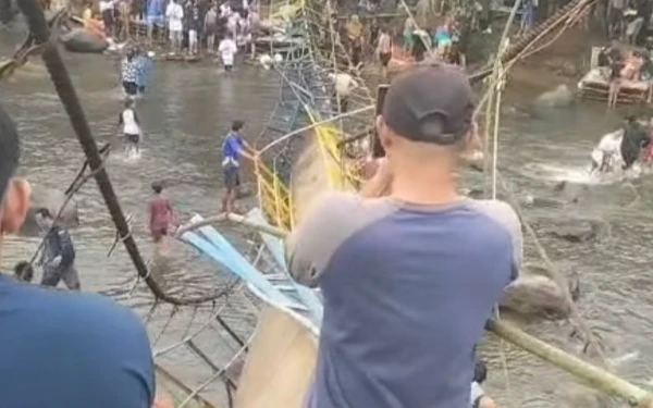 Thumbnail Berita - Jembatan Gantung Sungai Malus di Lubuklinggau Putus, Puluhan Wisatawan Terluka