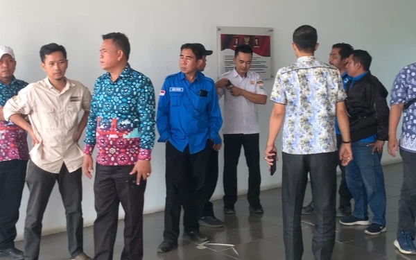 Thumbnail Berita - Cerita Pilu Honorer di Palembang Geruduk Kantor DPRD, Kerja Belasan Tahun Malah Tak Lulus Seleksi