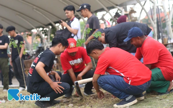 Thumbnail Berita - Peduli Lingkungan, Deltamania Tanam 25 Pohon di Gelora Delta Sidoarjo