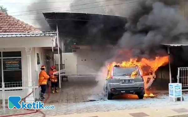 Thumbnail Berita - Diduga Konsleting Listrik, Mobil Terbakar di Kota Madiun