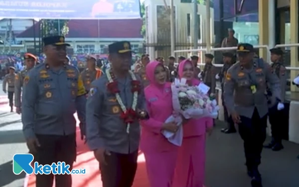 Thumbnail Berita - Polda Sumbar Gelar Tradisi Farewell dan Welcome Parade Kapolda Baru