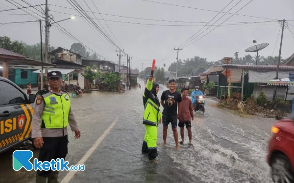 Thumbnail Berita - Diguyur Hujan Sejak Siang, Banjir Terjang Sejumlah Wilayah di Pasaman Barat