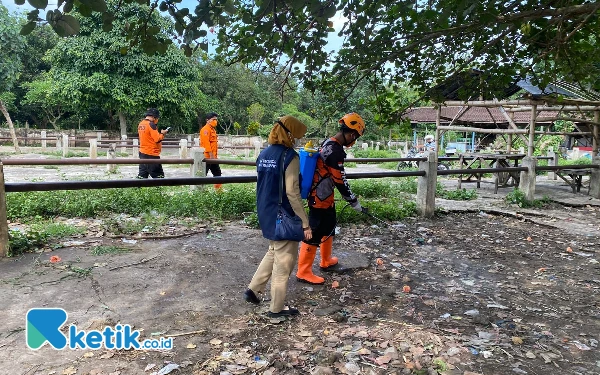 Thumbnail Berita - Tekan Penularan PMK, Disnakkan dan BPBD Bondowoso Semprotkan Desinfektan Pasar Hewan