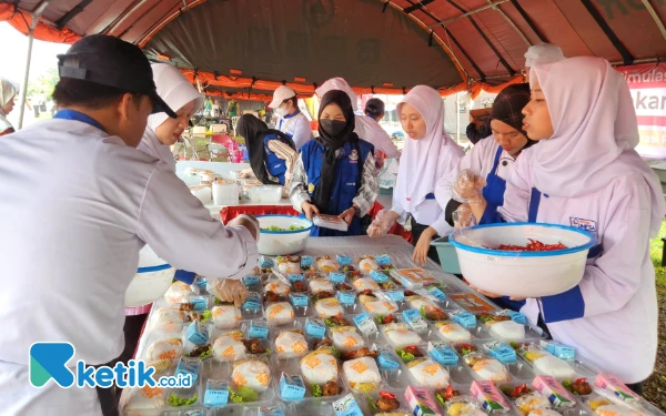 Thumbnail Berita - Melihat Kualitas Dapur Umum Makan Bergizi Gratis Pramuka Jatim untuk 12 Ribu Pelajar di Jember