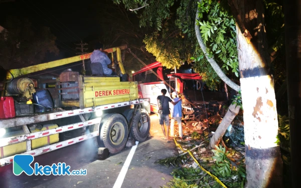 Thumbnail Proses evakuasi bus pariwisata yang mengalami kecelakaan beruntun di Kota Batu.(Foto: Sholeh/Ketik.co.id)