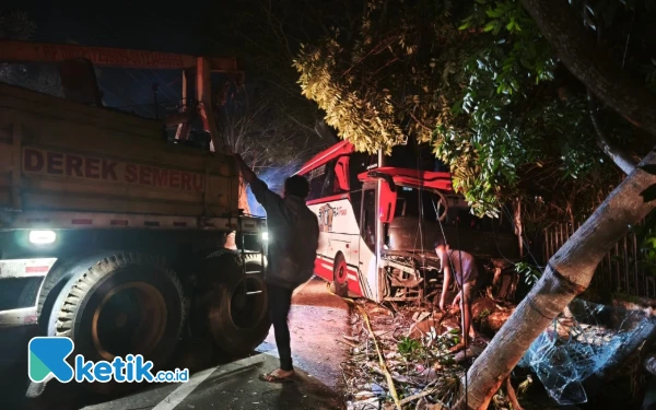 Thumbnail Berita - Mengerikan! Bus Pariwisata Kecelakaan di Kota Batu Hilang Kendali Sejauh 2 Kilometer