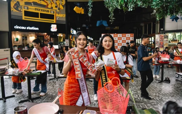 Thumbnail Finalis Puteri Indonesia Jawa Timur 2025 menunjukkan bakatnya di dapur dalam acara cooking show bersama Finna Food dan Ning Cilik Surabaya (Foto: @puteriindonesiajatim)