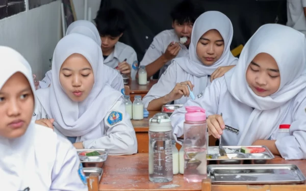 Thumbnail Berita - 3500 Porsi Makan Bergizi Gratis Disalurkan di Kota Cimahi, Mas Menpora Hadir