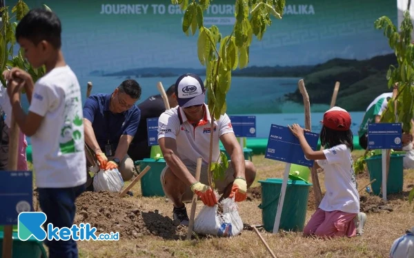 Thumbnail Go Green, Mario Aji Bersama Riders MotoGP Tanam Pohon di Kawasan Sirkuit Mandalika