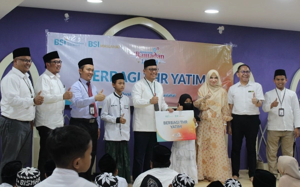 BSI Region VIII Berikan Baju Baru untuk 100 Anak Yatim Surabaya