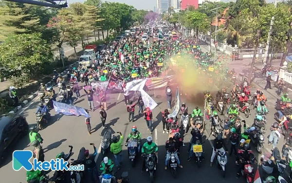 Thumbnail Berita - Demo Ojol di Surabaya Berencana Tak akan Bubar sebelum Kepgub Dipenuhi