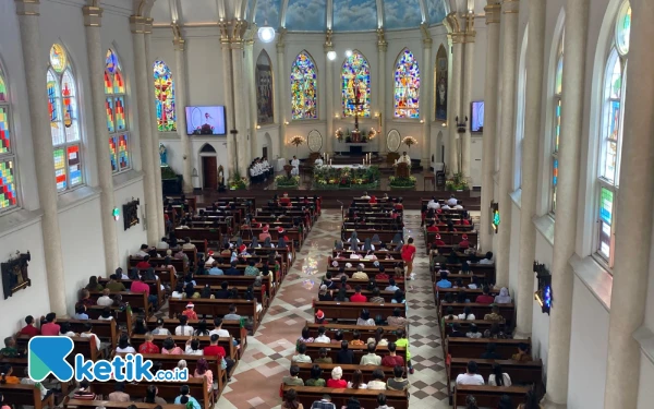 Thumbnail Berita - Khidmat, Ibadah Pagi Misa Natal di Gereja Tertua Kota Surabaya