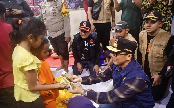 Thumbnail Berita - Prof Zudan Dengarkan Curhatan Warga saat Tinjau Korban Banjir di Makassar