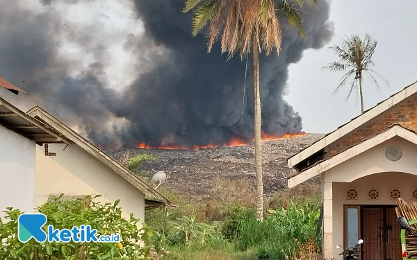 Gunung Sampah di Palembang Terbakar, Kepulan Asap Selimuti Pemukiman Warga