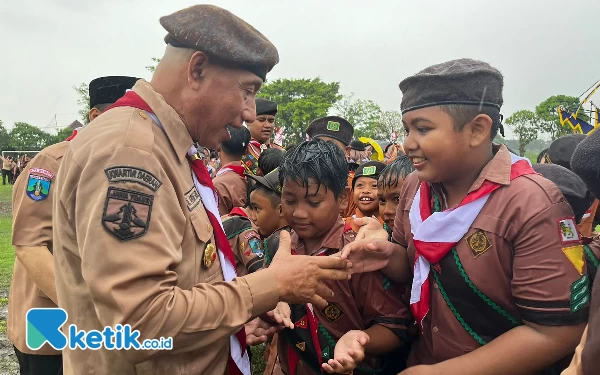 Thumbnail Berita - Diguyur Hujan Deras, Ketua Kwarda Jatim Spontan Turun Lapangan Sapa Peserta Upacara Pramuka di Kota Mojokerto