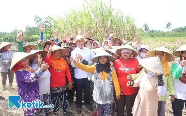 Thumbnail Berita - HKTI Jatim Sambut Hari Tani Nasional Bersama Petani Tebu Jember, Khofifah Komitmen Kawal Digitalisasi Pertanian