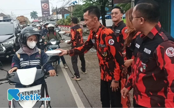 Thumbnail Berita - Semangat Berbagi, BPPH dan Sapma PP Kabupaten Malang Bagikan 450 Paket Makanan Buka Puasa