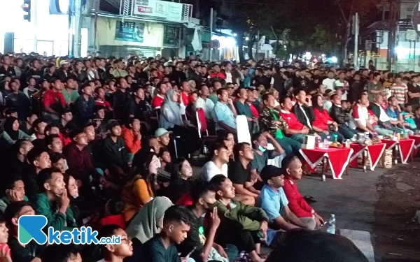 Thumbnail Warga Jombang bersama Pj Bupati Sugiat dan jajaran Forkopimda nonton bareng (nobar) laga babak 16 besar Piala Asia 2023 antara Indonesia vs Australia yang ditayangkan di videotron Taman Informasi, Jl KH. Wahid Hasyim, Jombang, Minggu malam (28/1/2024) (Foto: Rifat/Ketik.co.id)