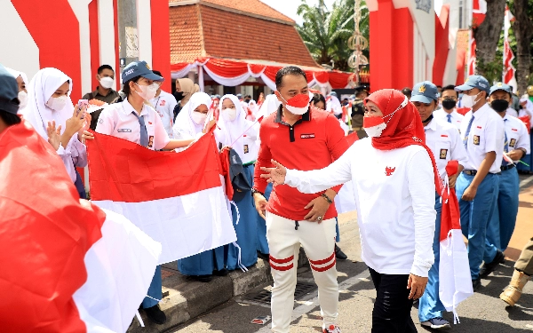 Thumbnail Berita - Meriahkan HUT RI, Pemkot Surabaya Bagikan 10 Juta Bendera Merah Putih