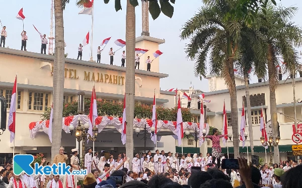 Thumbnail Berita - Seru! Ribuan Peserta Meriahkan Refleksi Perobekan Bendera di Hotel Yamato