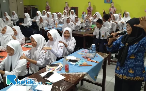 Peringati Bulan Bahasa, Siswa SMPN 2 Balongbendo Gali Ilmu Literasi Digital dan Jurnalistik Digital