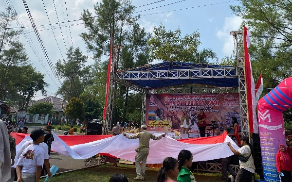 Thumbnail Berita - Pengibaran Bendera Merah Putih Raksasa hingga Atraksi Paramotor Meriahkan Hari Pahlawan di Malang