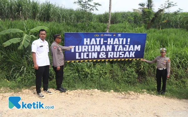 Jalan Menuju Pantai Malang Selatan Rusak Parah, Polisi Pasang Papan Imbauan