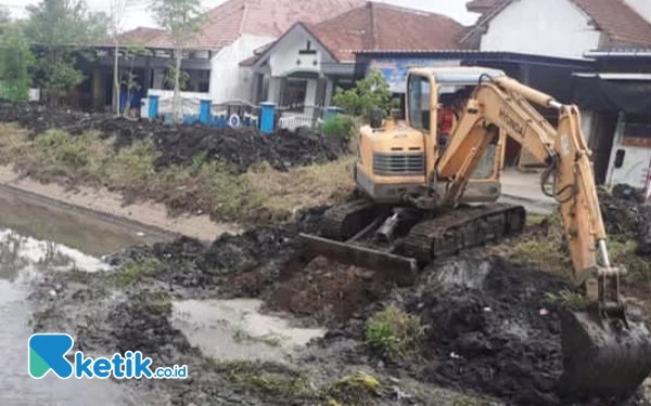 Sering Banjir, Sungai Molek di Kabupaten Malang Dikeruk dengan Alat Berat