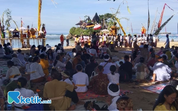 Thumbnail Berita - Jelang Nyepi, Ribuan Umat Hindu Gelar Ritual di Pantai Balekambang