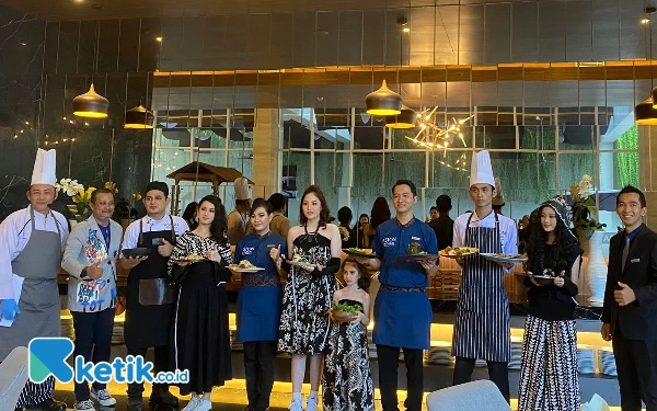 Unik, Aston Sidoarjo Hidangkan Makanan Khas dengan Fashion Show