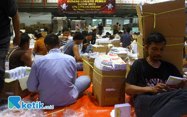 Thumbnail Sebanyak kurang lebih 300 orang melakukan pelipatan kertas suara DPR RI Daerah Pemilihan I Sumatera Selatan di Gudang Logistik Komisi Pemilihan Umum (KPU) Kota Palembang Jalan. Kebun Bunga Palembang, Jumat (12/1/2024). Pelipatan kertas suara DPR RI ditargetkan selesai 3 hari dan rata-rata satu petugas mampu melipat 3000 kertas suara dalam satu hari. Wahyu Rahmanto/Ketik.co.id