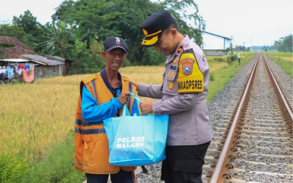 Thumbnail Berita - Polres Malang Salurkan 500 Paket Sembako untuk Relawan Pengamanan Nataru