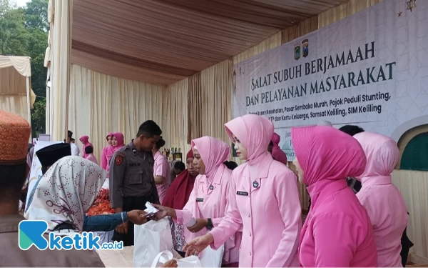 Thumbnail Berita - Sambut Ramadan, Warga Serbu Pasar Sembako Murah di Polres Malang