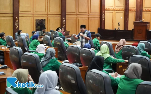 Ketua DPRD Sidoarjo H Usman dan Mahasiswa Unusida Sharing Kunci Sukses di Rumah Rakyat