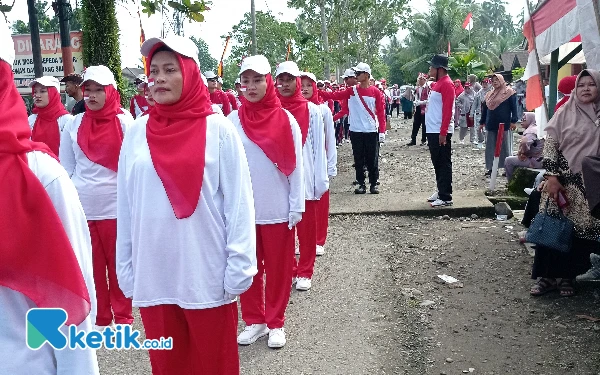 Thumbnail Sejumlah regu peserta lomba gerak jalan antar kejorongan (setingkat RT) bersiap memasuki garis start. (Foto: Wawan/ketik.co.id)