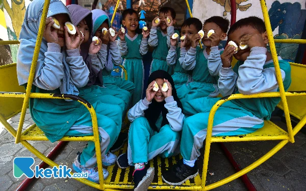 Thumbnail Murid-murid menunjukkan sebutir telur rebus yang sudah dibelah menjadi dua bagian di TK Bustanul Athfal Wirosari, Kabupaten Grobogan, Jawa Tengah, Sabtu, 14 September 2024. Program snack time dengan makanan bergizi dilakukan rutin di sekolah dengan memanfaatkan waktu istirahat yakni jam 09.00. (Foto: Achmad Fazeri/Ketik.co.id)