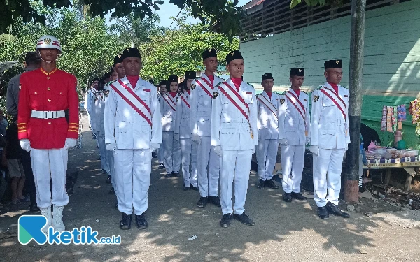 Thumbnail Tim Paskibraka Kecamatan Sungai Aur, Kabupaten Pasaman Barat bersiap melakukan pengibaran bendera Merah Putih dalam Upacara Peringatan Detik Detik Proklamasi HUT ke-79 RI  di Kecamatan Sungai Aur, Pasaman Barat (17/8/2024) (Foto: Wawan/Ketik.co.id)