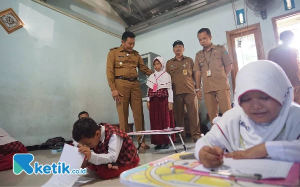 Thumbnail Berita - Plt Bupati Sidoarjo H Subandi Minta Sekolah Rusak Diperbaiki agar Siswa Nyaman Belajar