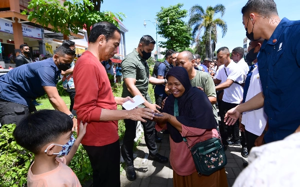 Thumbnail Berita - Girangnya Pedagang di Solo Dapat THR dari Jokowi