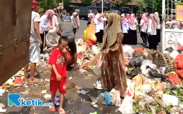 Thumbnail Berita - Depan Pendopo Bupati Sidoarjo Dihujani Sampah, Ning Sasha dan Emak-Emak Turun Tangan Membersihkan