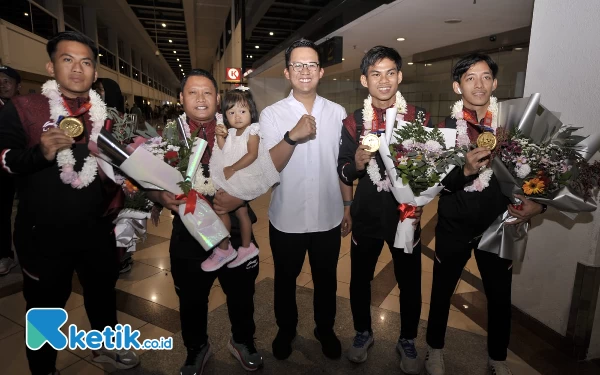 Thumbnail Berita - KONI Jatim Sambut Kepulangan Peraih Emas SEA Games Hockey Indoor di Juanda: Selamat Datang Pahlawan!