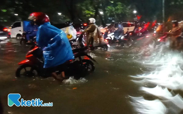 Thumbnail Akibat dari banjir itu beberapa kendaraan bermotor roda dua harus menepi karena mogok akibat banjir (Foto: Samsul/Ketik.co.id)