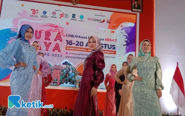 Thumbnail Berita - Citra Octavia Pamer Jilbab Motif Nusantara di Surabaya Great Expo 2023