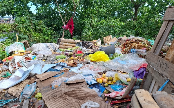 Thumbnail Bagian belakang pasar Labuha dipenuhi tumpukan sampah kering maupun basah yang tidak terurus dan menghasilkan bau tak sedap. Sampah tersebut dihasilkan dari hasil dari aktivitas pasar, Jumat, (3/5/2024). (Foto: Mursal Bahtiar/Ketik.co.id)