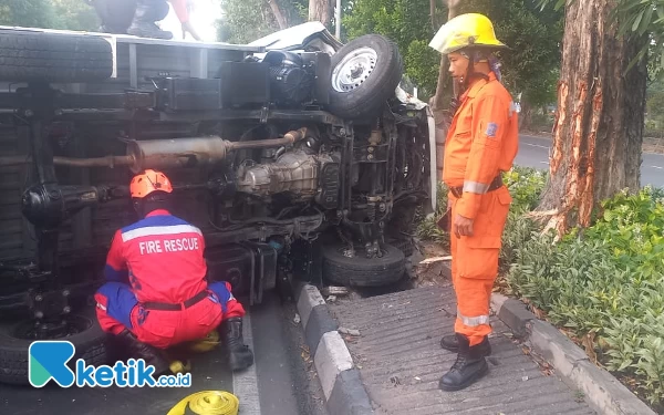 Kaget Lihat Motor Nyebrang, Mobil Pikap Terguling di Jalan Ahmad Yani